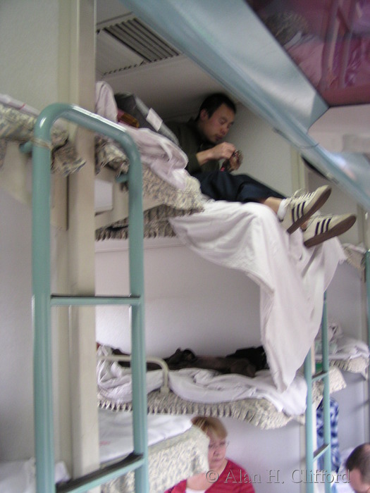 Cathy and Jason on the hard sleeper to Xi&rsquo;an
